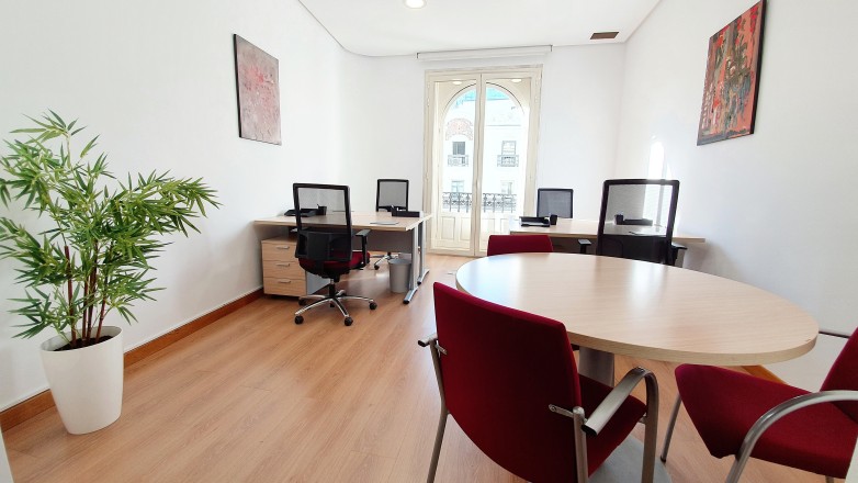 Private office four workstations with private meeting table