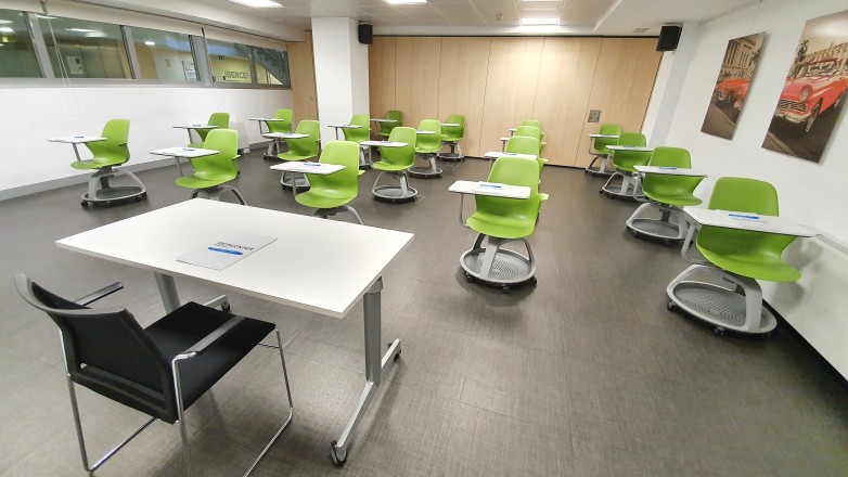 meetingroom classroom with distance possible