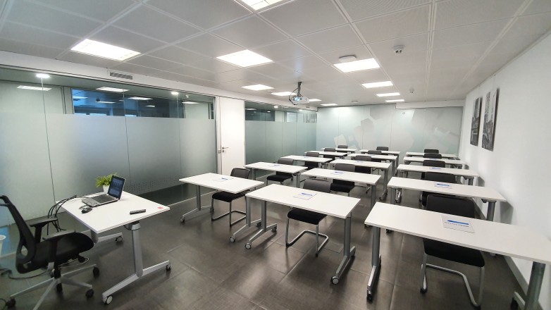 meetingroom classroom setting with distance