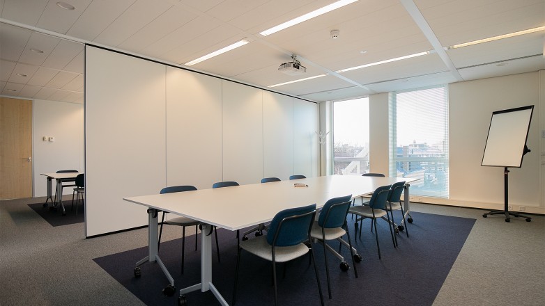 large table in office alexanderveld